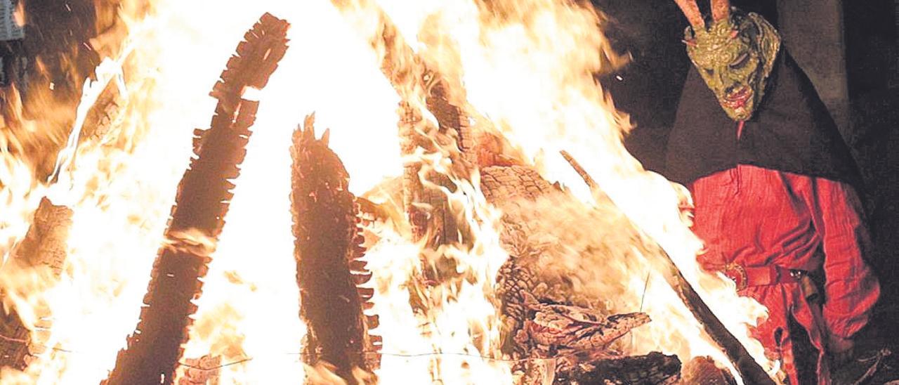 Enguany s’ha suspès però Mallorca és tot un fogueró la vigília de sant Antoni.