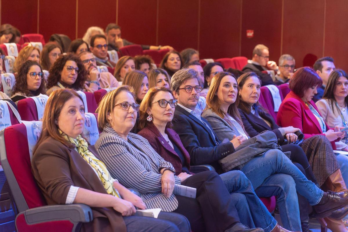 Representantes de la asociación organizadora, junto a autoridades, en el congreso.