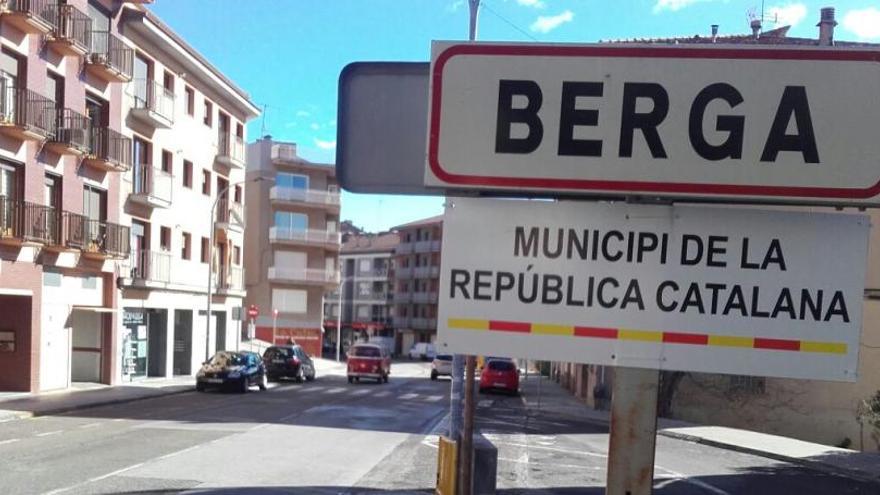 El rètol que ha col·locat al cartell anunciador de Berga a La Valldan