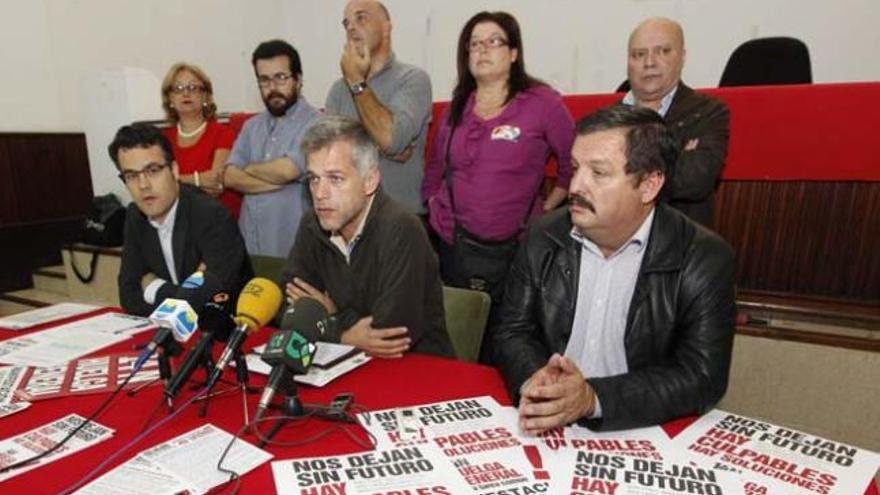 De izquierda a derecha, sentados, Alexis Serra (UPTA), Rafael Segura (Co.bas) y Rafael Hernández (COAG), presentaron ayer la convocatoria del 14N. | elvira urquijo / efe