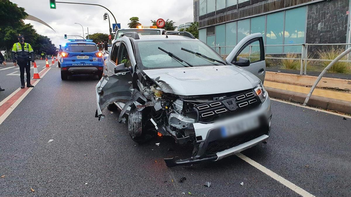 Aparatoso accidente contra una farola en la Avenida de la Constitución de Santa Cruz de Tenerife.