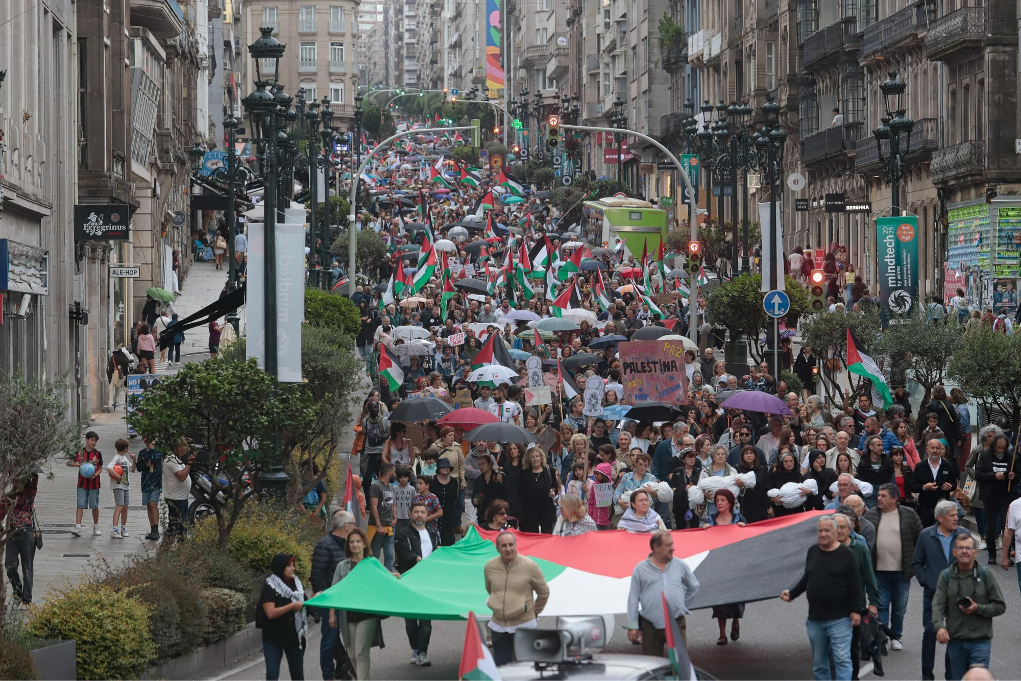 Las imágenes de la multitudinaria manifestación en Vigo contra el «genocidio» de Israel sobre Palestina