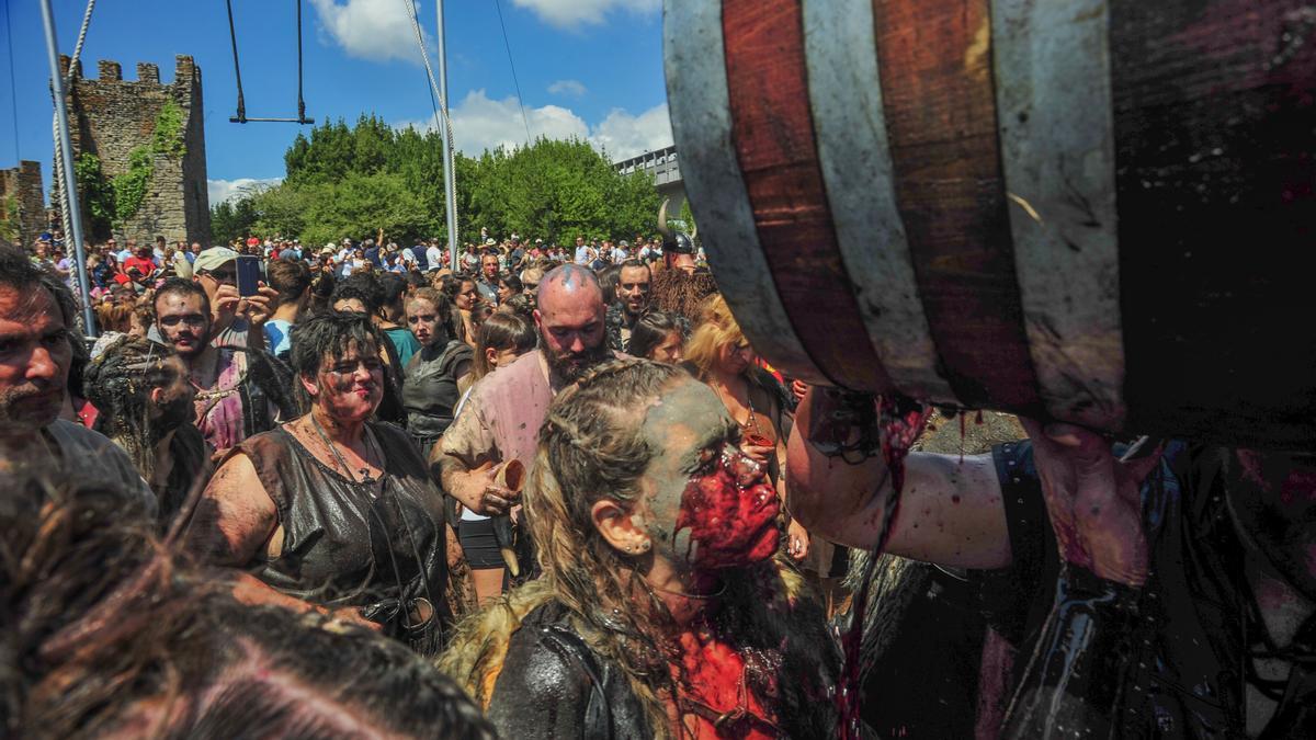 La fiesta anual en las Torres de Oeste, al fondo.