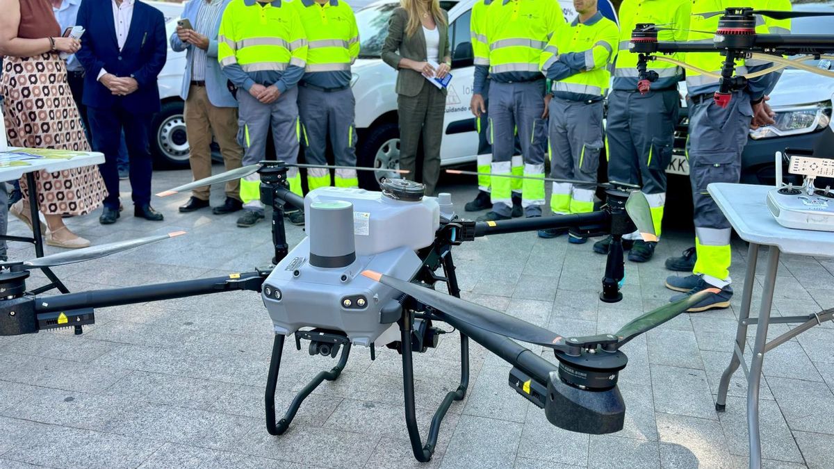 Exhibición de uno de los drones destinados a controlar las poblaciones de mosquito en el municipio.