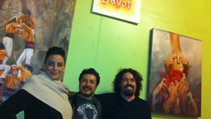 Los pintores mexicanos Núria Benítez, Antonio Proa y David Silvah, ante uno de los cuadros de Rosa Bayot.