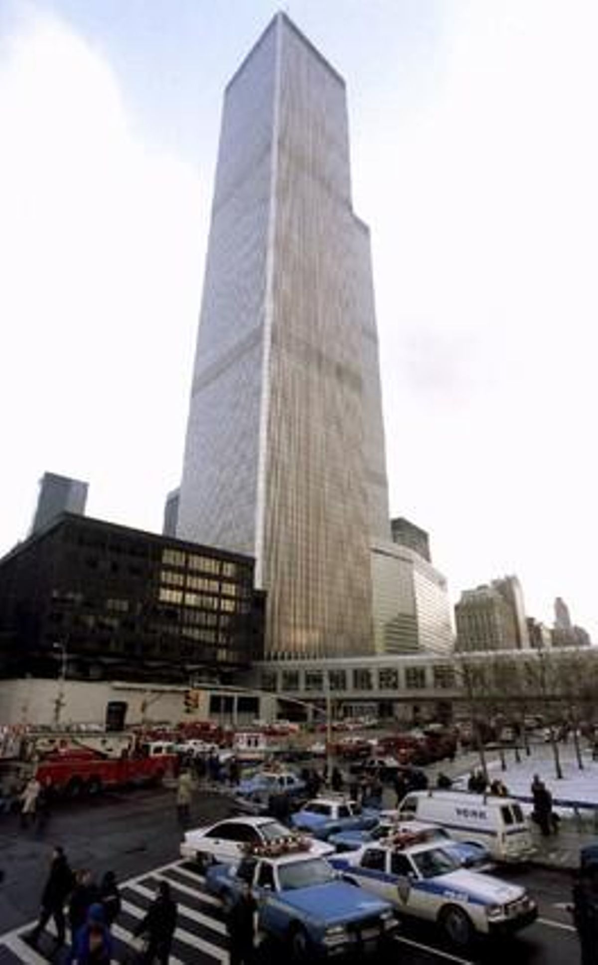 Vehicles d’emergència envolten les Torres Bessones del World Trade Center, a Nova York, després d’un atemptat amb bomba que va acabar amb la vida de sis persones.