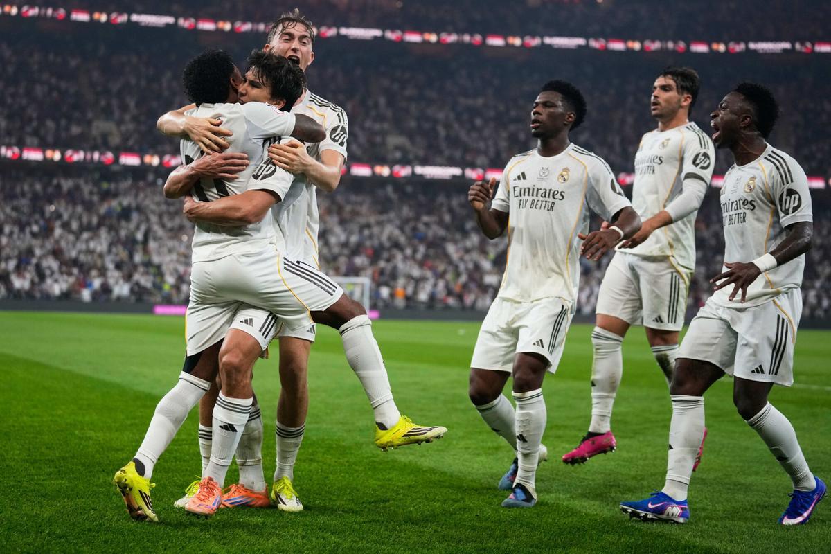 Real Madrid celebrate after scoring against FC Barcelona during the Spanish Super Cup final soccer match at King Abdullah Sports City Stadium in Jeddah, Saudi Arabia, Sunday, Jan. 11, 2026. (AP Photo/Altaf Qadri). Editorial use only / Only Italy and Spain