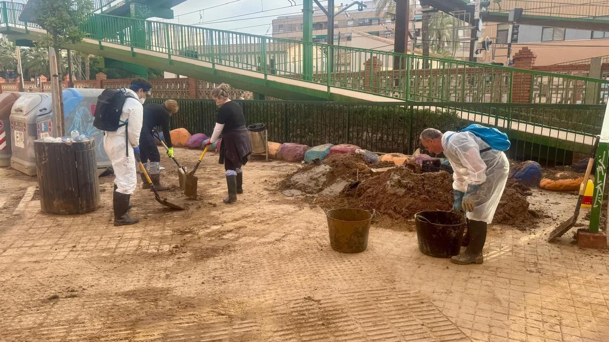 Un grupo de voluntarios de Castelló ayuda en la limpieza de Alfafar.