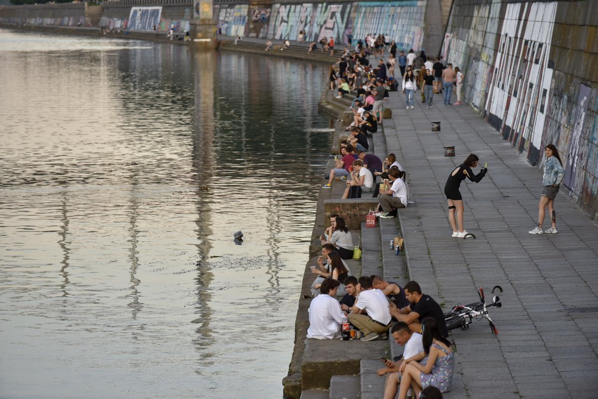 Jóvenes en la orilla del río Dnipro