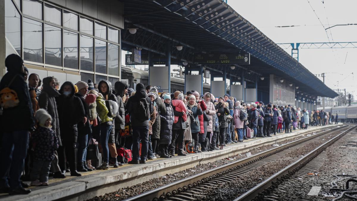 Un grupo de personas agolpadas en la estación de Kiev, dispuestos a huir de la capital de Ucrania.