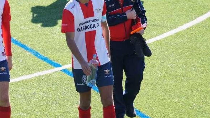 Álex Fernández, junto al delegado, en un encuentro del juvenil.