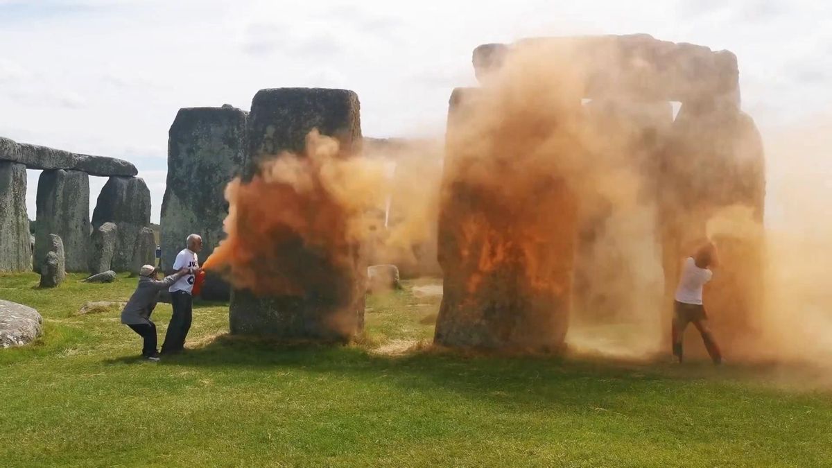 Dos activistas rocían pintura naranja en el monumento histórico Stonehenge