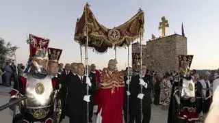 Los caravaqueños acompañan a la Vera Cruz en su procesión extramuros de la basílica