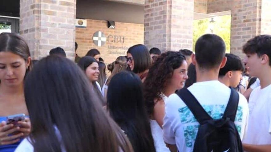 El primer día también cuenta: el CEU de Elche abre el curso ayudando a sus nuevos alumnos a encontrar su lugar