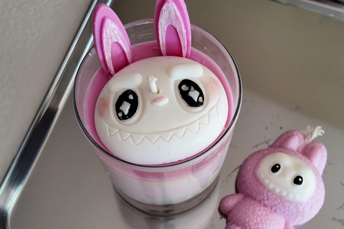Velas en forma de Labubu.