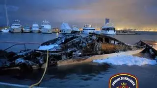 Un incendio destruye un yate de 18 metros amarrado en el Club Nàutico de s'Arenal
