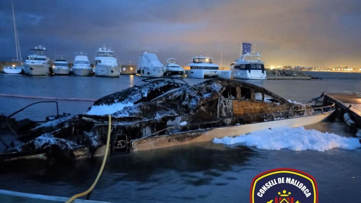 VÍDEO | Arde un velero de 18 metros en s'Arenal