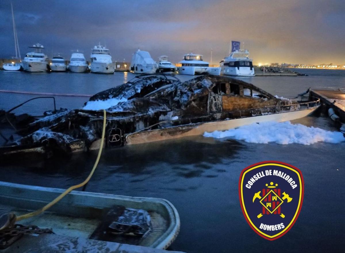 Arde un velero de 18 metros en s'Arenal Arde un velero de 18 metros en s'Arenal