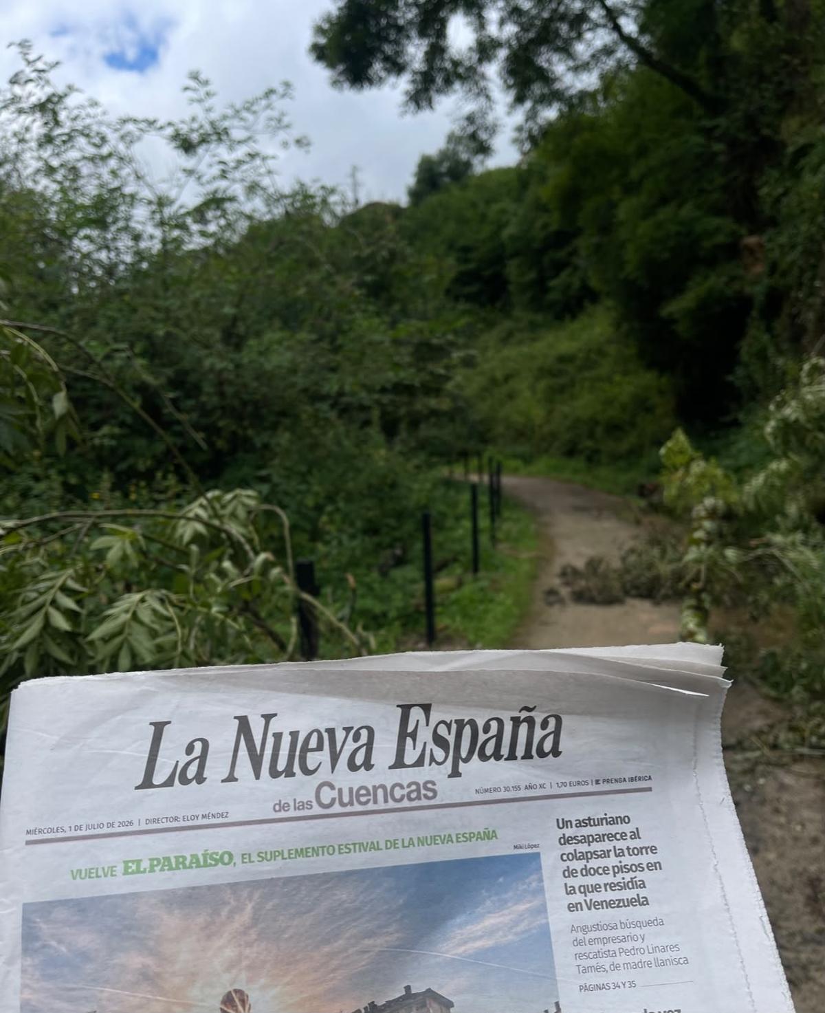 La senda, con las vallas sin poner a la izquierda, junto a un ejemplar de LA NUEVA ESPAÑA de las Cuencas del 1 de julio para atestiguar la fecha de captura.
