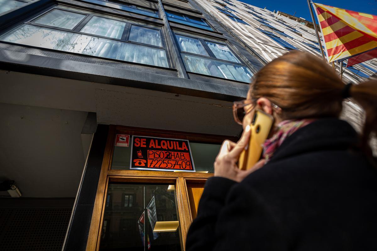 Una mujer se interesa por un piso que se anuncia en alquiler en Barcelona.