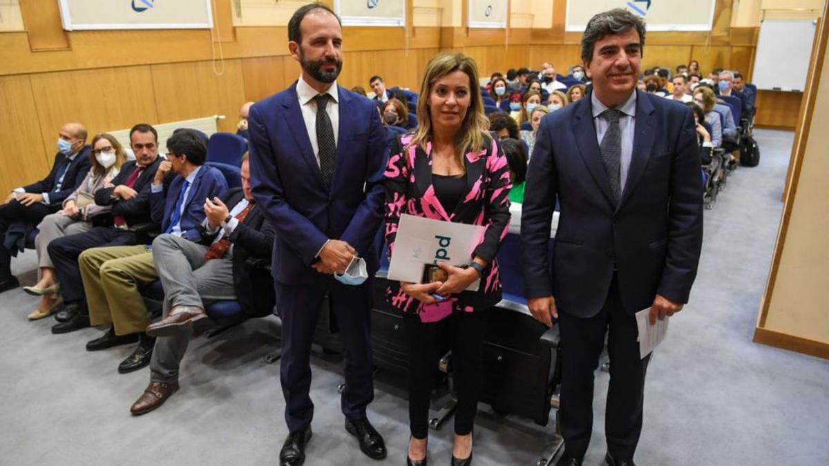 Xoán Martínez, Ana Sánchez y Martín Fernández Prado, en el foro.  | // L. O.