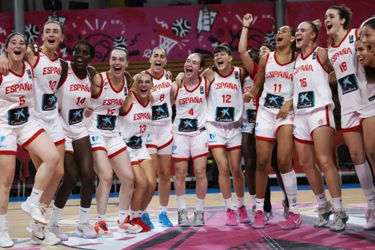 España celebra la medalla de bronce lograda en la República Checa