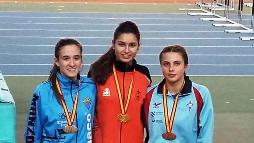 La céltica Olaia Becerril (derecha) logró la medalla de bronce en salto de longitud en el Nacional cadete. // FDV