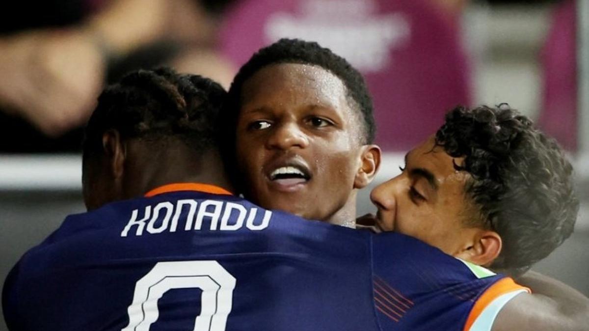 Giaviro Read, de cara, autor del centro que propició el gol decisivo,