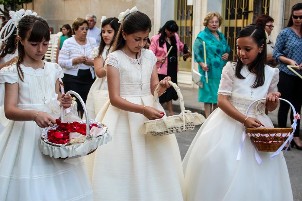 En el desfile religioso salió el Santísimo bajo palio acompañado de decenas de niñas y niños ataviados con sus trajes de Primera Comunión