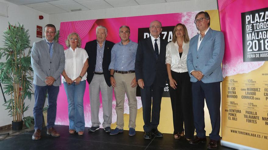 Representantes institucionales y de la empresa, en la presentación de los carteles.