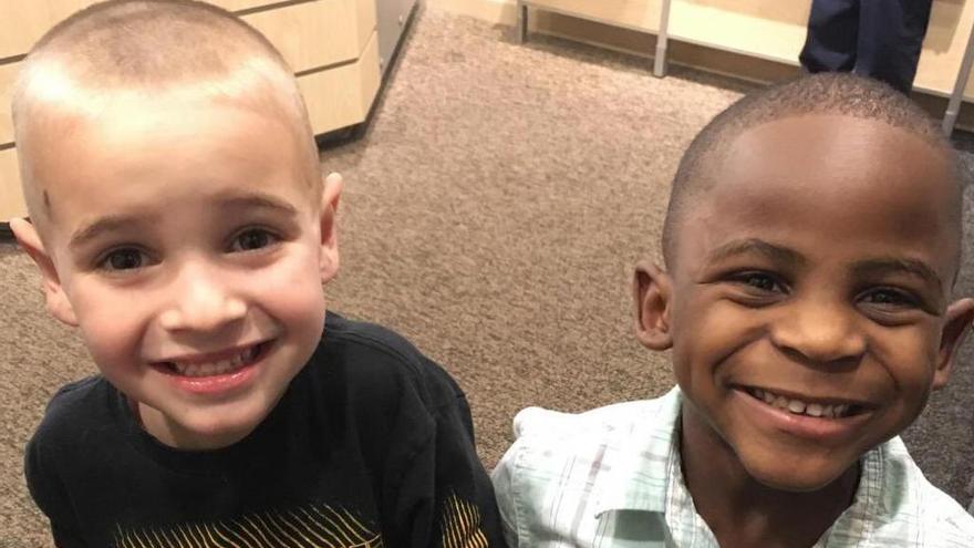 Un niño (blanco) se rapa como su mejor amigo (negro) para confundir a su profesora
