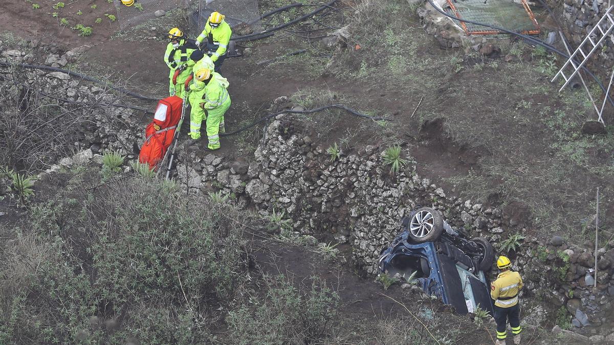 Rescatan los cuatro cadáveres de la familia despeñada en la carretera de Artenara