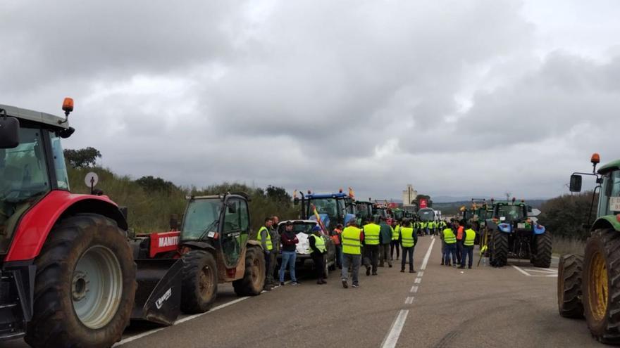Los tractores y los agricultores ocuparon ayer la carretera Cáceres-Badajoz a la altura de La Roca de la Sierra. | ALEJANDRO MOSTAZO