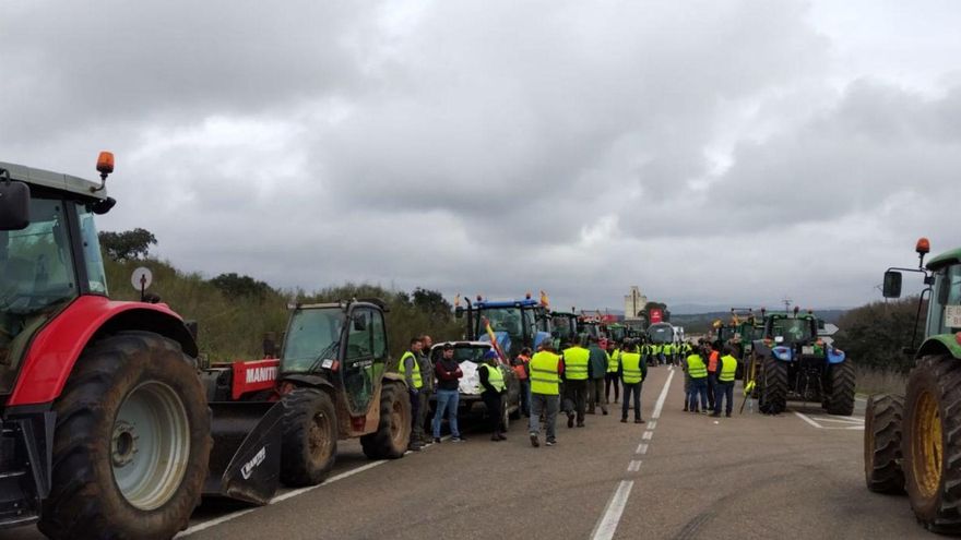 Cortes de carreteras: el campo se ahoga mientras colapsa los accesos a ciudades y pueblos extremeños