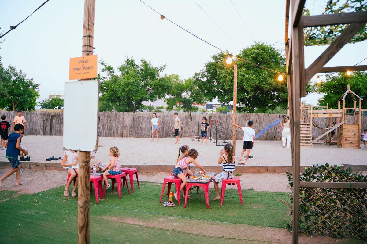 Ambient a la zona infantil de l'Ítaca Market