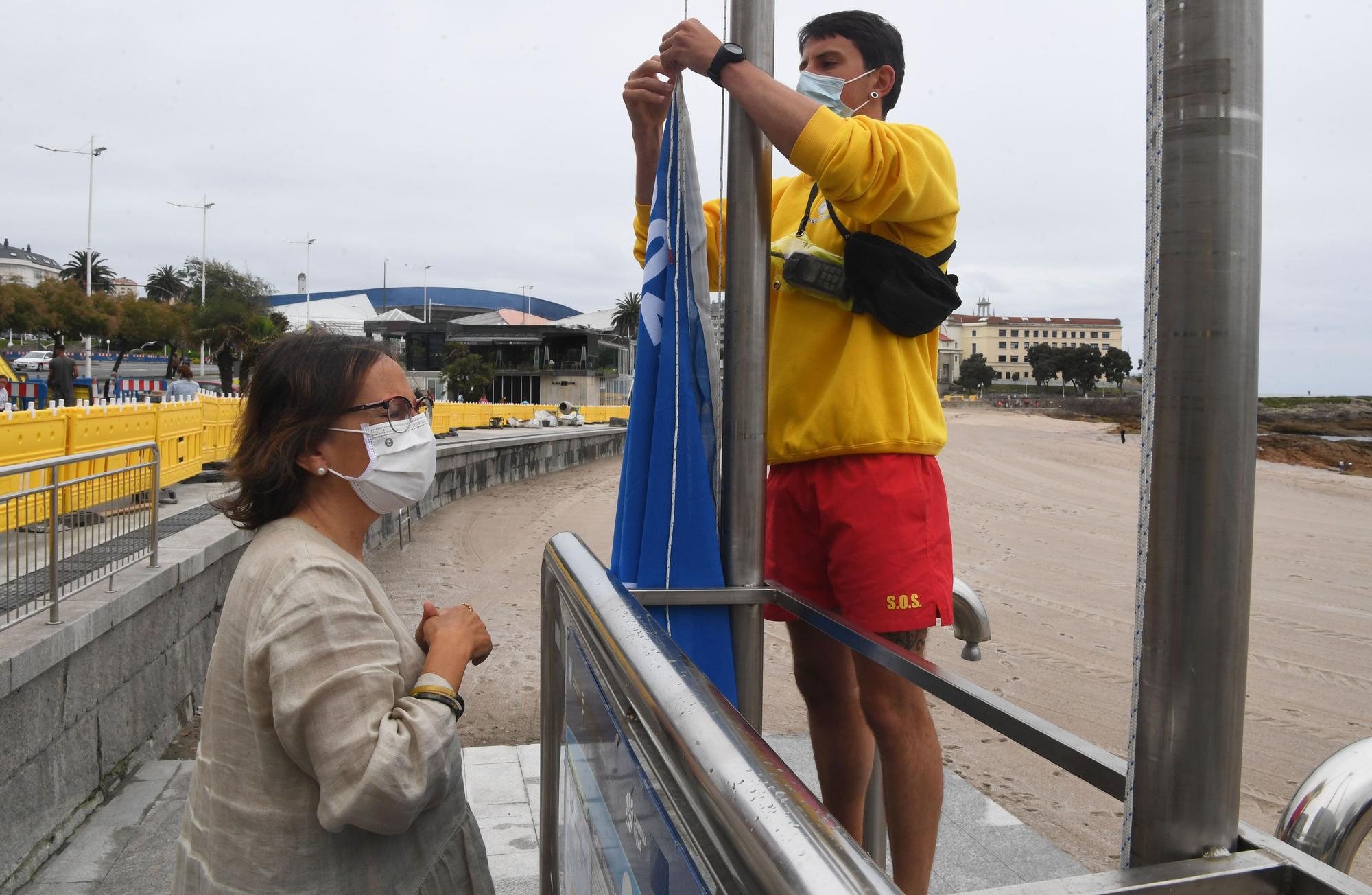 A Coruña ya luce, un verano más, la bandera azul en la playa de Riazor