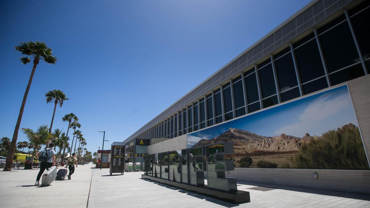 Exteriores de la terminal del aeropuerto Tenerife Sur.