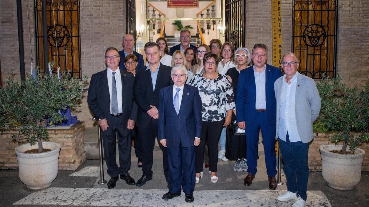 Regidores del Ayuntamiento de l'Alcúdia de Crespins a las puertas del consistorio, en un acto.