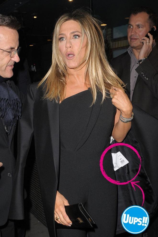 Jennifer Aniston muestra la etiqueta de su abrigo