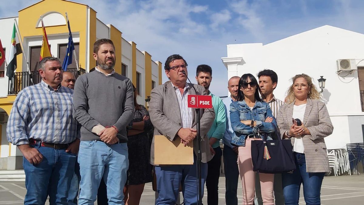 Los alcaldes que han firmado ante notario el rechazo el proyecto de vertedero industrial, este martes.