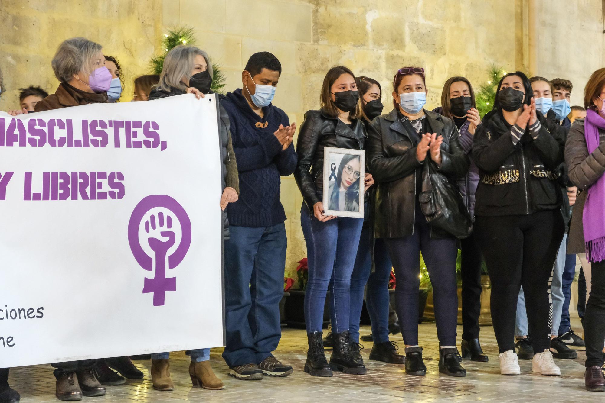 Concentración de repulsa por el asesinato de Yolanda en Elche. Familiares de la joven acudieron al emotivo acto en la Plaza de Baix