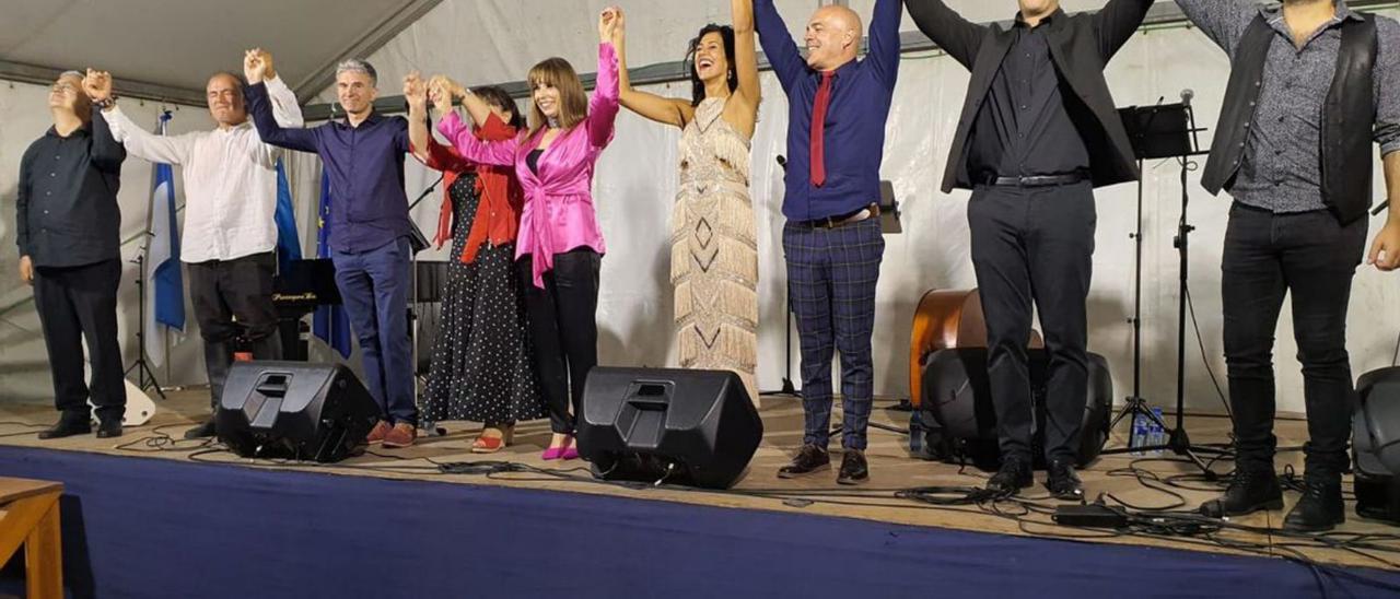 Tina Gutiérrez y sus compañeros, tras la actuación en Tapia de Casariego. | LNE