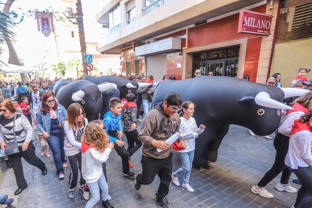 Toros "bravos" y carreras con el San Fermín infantil en de las fiestas patronales de Torrevieja