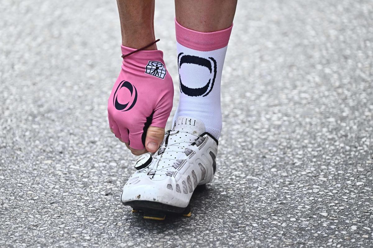 Pergine Valsugana (Italy), 24/05/2023.- The overall leader, British rider Geraint Thomas of Ineos Grenadiers adjusts a shoe before the 17th stage of the 2023 Giro d’Italia cycling race over 195 km from Pergine Valsugana to Caorle, Italy, 24 May 2023. (Ciclismo, Italia) EFE/EPA/LUCA ZENNARO