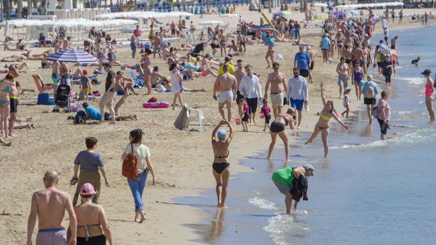 Bañistas en las playa alicantina del Postiguet en una imagen de este mayo