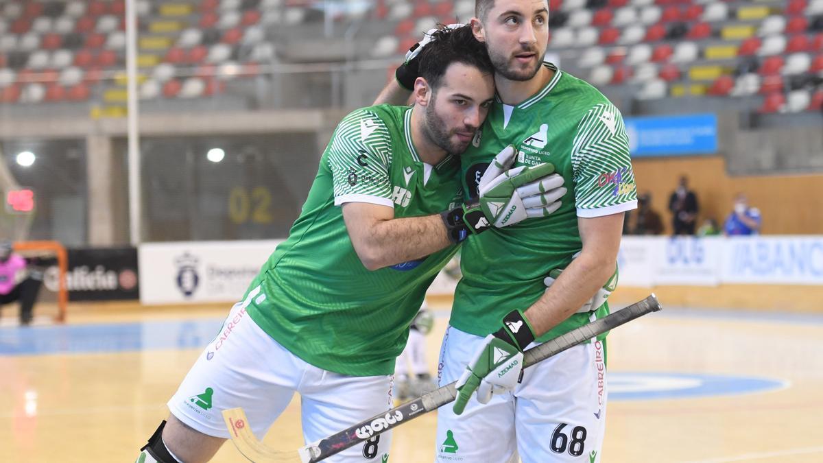 David Torres y Roberto di Benedetto celebran un gol.