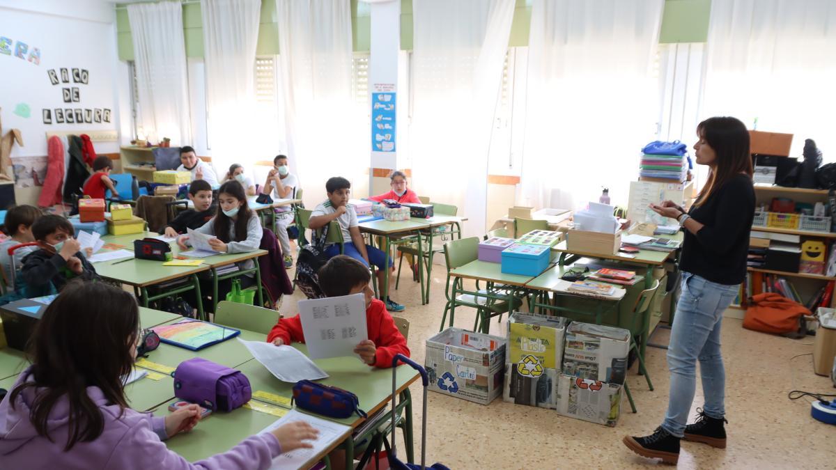 Imagen de una de las aulas del colegio Enric Soler i Godes de Castelló, donde hubo alumnos que decidieron quitarse la mascarilla y otros seguir llevándola.