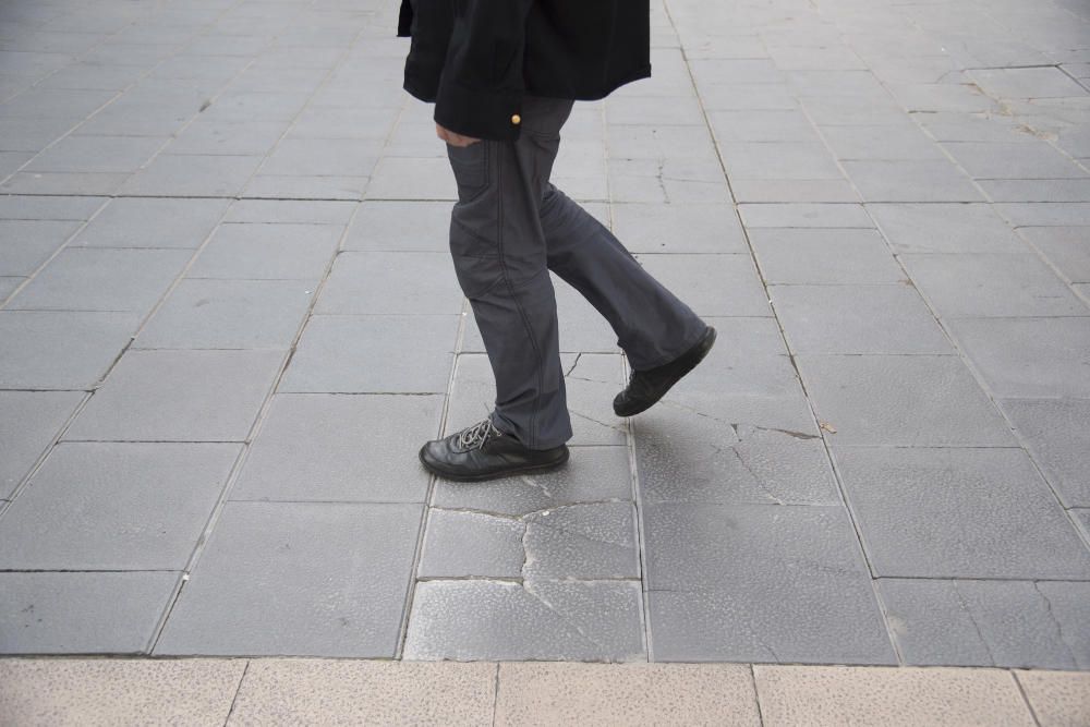 600 rajoles trencades al passeig de Pere III de Manresa.