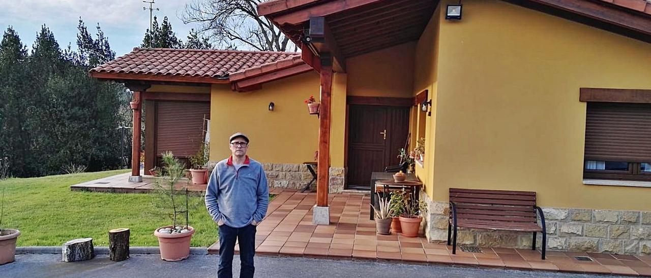 Alfonso Mora, ayer, delante de su casa de Muñó (Siero). | A. I.