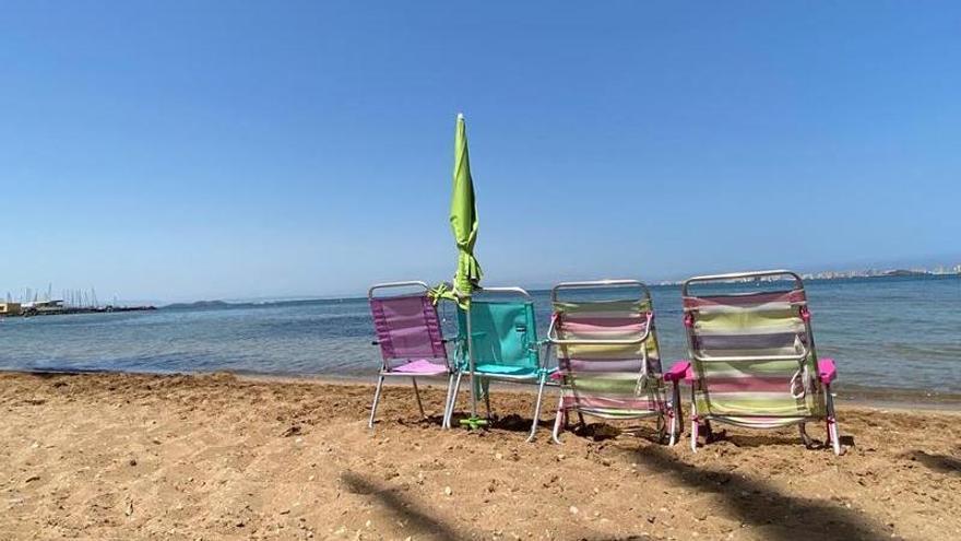 Una sombrilla y sillas, sin ocupantes, para reservar un sitio en la playa, algo que se ha prohibido en San Javier.